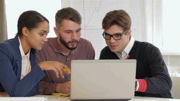 creativo equipo de dos hombres y uno mujer sentado a el oficina video