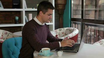 Mann Verwendet Laptop beim das Cafe video
