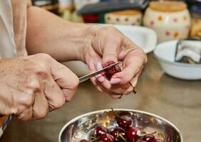 prepara cerezas, pozos cerezas a hacer Cereza tarta foto