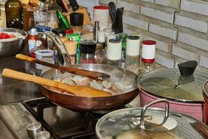 ollas con comida para cocinar en la cocina con estufa de gas foto