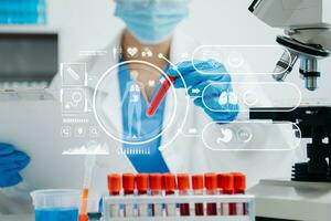 adn molécula pruebas conceptos. el médico en un máscara examina adn moléculas en el químico laboratorio con virtual icono foto