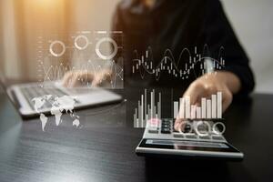 sistema de gestión de datos con concepto de análisis empresarial. Las manos del equipo empresarial que trabajan proporcionan información para los indicadores clave de rendimiento y el análisis de marketing en foto