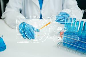 adn molécula pruebas conceptos. el médico en un máscara examina adn moléculas en el químico laboratorio con virtual icono foto