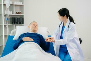 doctores explicando el síntomas a un paciente en un hospital o terapéutico tratar cliente profesional médico Servicio concepto. foto