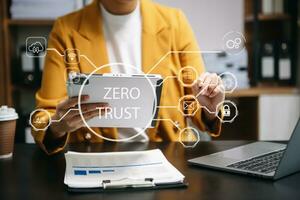 cero confiar seguridad concepto persona utilizando computadora y tableta con cero confiar icono en virtual pantalla de datos negocios foto