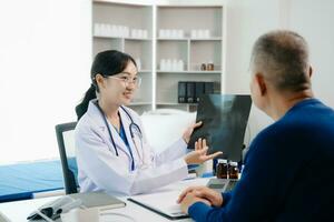 Female doctors, specialists in treatment, make an appointment to meet patients after x-ray and explain medical information Medicine and health care concept photo