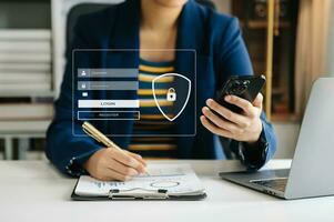 concepto de seguridad cibernética, inicio de sesión, usuario, seguridad y encriptación de la información de identificación, acceso seguro a la información personal del usuario mujer que usa un teléfono inteligente y una tableta foto