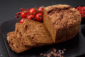 delicioso Fresco crujiente marrón un pan con semillas y granos foto