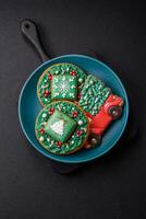 hermosa Navidad pan de jengibre galletas en un redondo cerámico plato foto