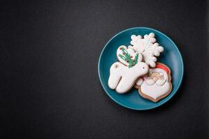 hermosa Navidad pan de jengibre galletas en un redondo cerámico plato foto