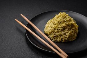 Capellini pasta o tallarines con pesto salsa, sal y especias foto