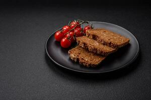 delicioso Fresco crujiente marrón un pan con semillas y granos foto