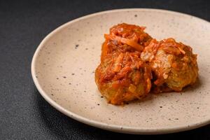 delicioso Fresco albóndigas desde picado carne o pescado con tomate salsa foto