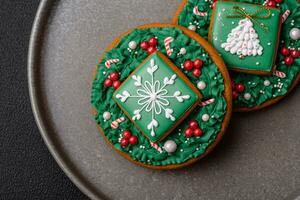 hermosa festivo Navidad pan de jengibre hecho por mano con decoración elementos foto