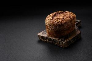 delicioso Fresco crujiente marrón un pan con semillas y granos foto