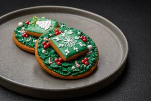 hermosa festivo Navidad pan de jengibre hecho por mano con decoración elementos foto