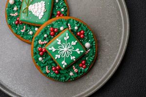 hermosa festivo Navidad pan de jengibre hecho por mano con decoración elementos foto