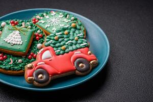 hermosa Navidad pan de jengibre galletas en un redondo cerámico plato foto