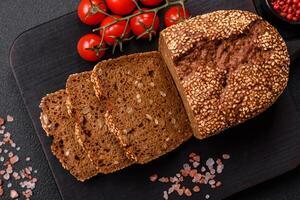 delicioso Fresco crujiente marrón un pan con semillas y granos foto