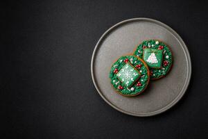 hermosa festivo Navidad pan de jengibre hecho por mano con decoración elementos foto
