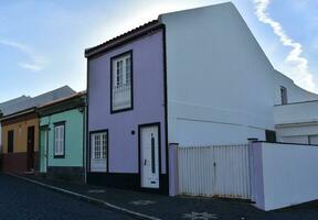 pastel casas a lo largo el devanado carreteras de ribeira grande foto