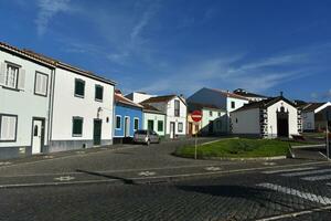 casas recubrimiento el carreteras de ribeira grande en sao miguel foto