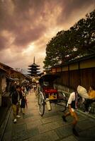 Kioto Japón - noviembre9,2018 - japonés hombre tracción bicitaxi en yasaka calle, yasaka santuario uno de más popular de viaje destino en Kioto foto