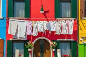 ver de el vistoso veneciano casas a el islas de burano en Venecia foto