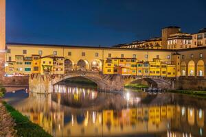 ponte vecchio terminado arno río en florencia, Italia foto