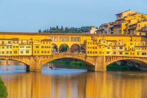 ponte vecchio terminado arno río en florencia, Italia foto