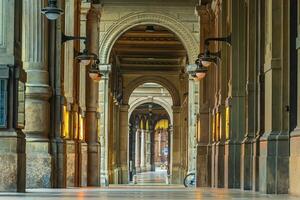 arcadas en el centrar de antiguo pueblo Bolonia Italia foto