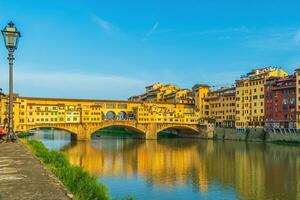 ponte vecchio terminado arno río en florencia, Italia foto