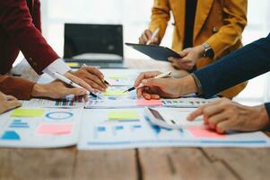 hombre de negocios y equipo analizando la tarea financiera de los estados financieros. con teléfono inteligente y computadora portátil y tableta. concepto de gestión de riqueza foto