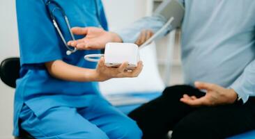 hembra médico participación masculino paciente mano en el cama con recepción salina solución en hospital o clínica. foto