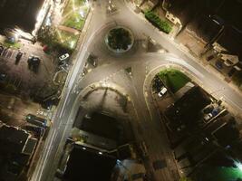 alto ángulo ver de lutón ciudad de Inglaterra durante noche. drones cámara imágenes estaba capturado en temprano noche en octubre 12, 2023 foto