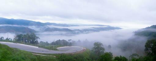 mar de niebla montaña phu kao ngom n / A haeo loei, Tailandia foto