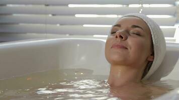 mulher mostra dela polegar acima às a terapêutico banho video
