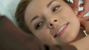 massage specialist maakt huid hijs- massage naar de cliënt video