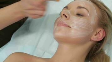 cosmetóloga frotis facial tratamiento en hembra clientela nariz video