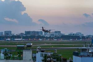 Ho chi minh, Vietnam - 7 7 agosto 2023 aerolíneas mosca pasado punto de referencia 81, el más alto edificio en Vietnam, a tierra a bronceado hijo nhat internacional aeropuerto. foto