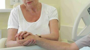 Senior Frau Schlaganfälle das Hand von ihr krank Mann video