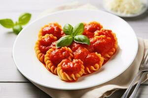 corazón conformado espaguetis con tomate salsa y parmesano quesos en blanco lámina. ai generado foto