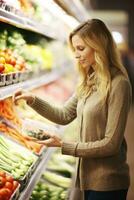 mujer en supermercado comprando comestibles alimento, ai generado foto
