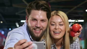 paar maken selfie Bij de supermarkt video