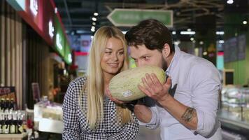 giovane coppia scegliere melone a il supermercato video