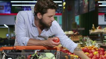 uomo acquista pomodori e cetrioli a il centro commerciale video