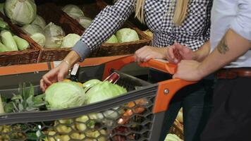 couple choisir courges à le supermarché video