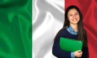 adolescente estudiante sonriente terminado italiano bandera foto