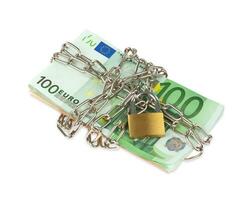 euro billetes con cadena y candado foto