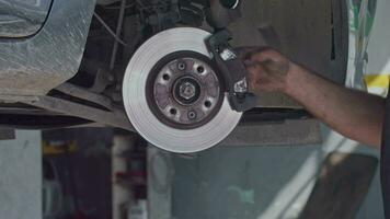 auto motor reparatie met gereedschap in reparatie winkel video